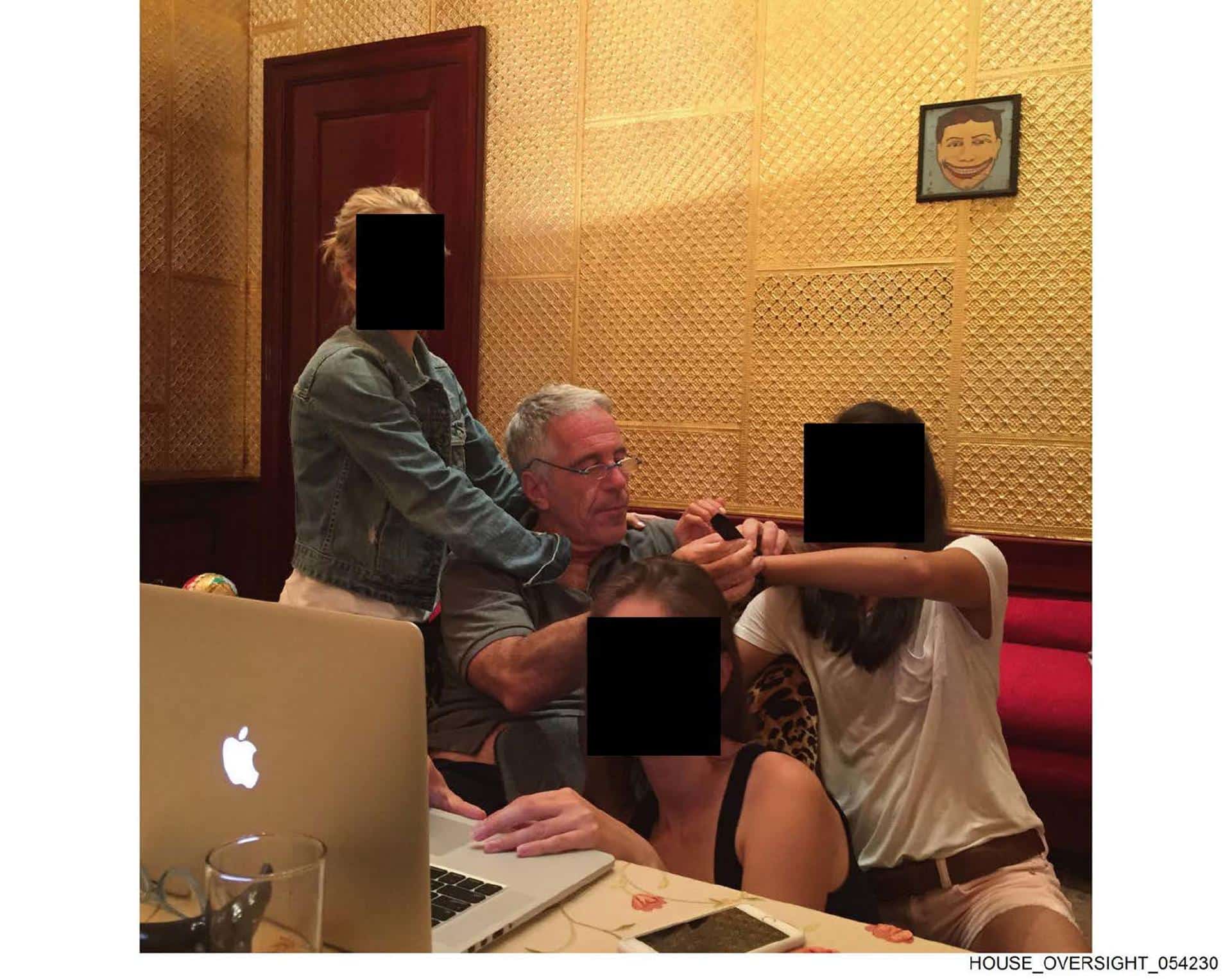 Fotografía sin fecha específica de toma, publicada por los demócratas del Comité de Supervisión de la Cámara Baja (Oversight Dems), donde aparece Jeffrey Epstein junto a tres mujeres con el rostro censurado para proteger su identidad en una de las habitaciones de su mansión.