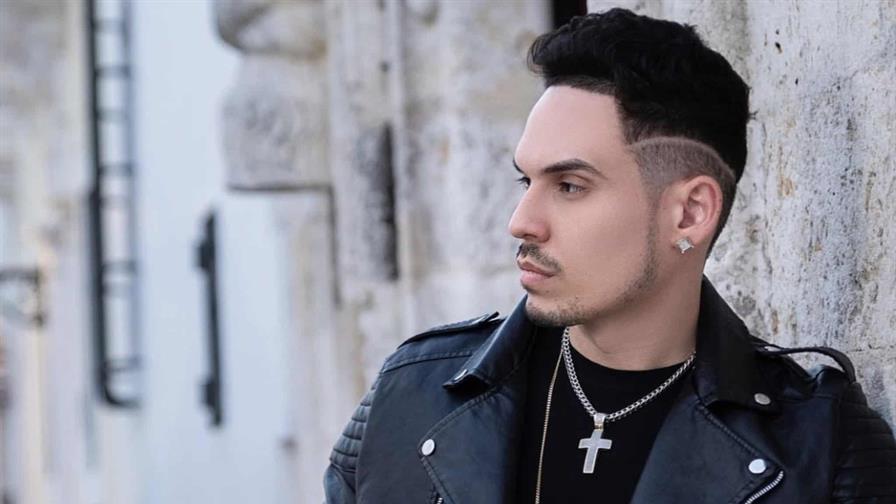 Angelo Perrone es galardonado como Artista Tropical del Año en los Premios Glamour Music Awards Angelo Perrone es galardonado como Artista Tropical del Año en los Premios Glamour Music Awards