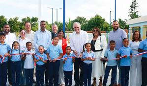 Ministro de Educaci&oacute;n entrega escuela en El Factor