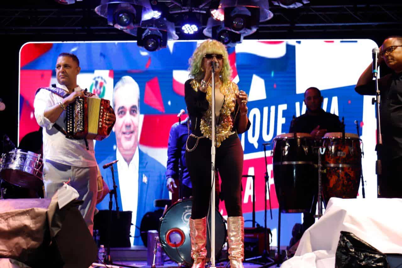 Fefita La Grande interpretará su repertorio típico.