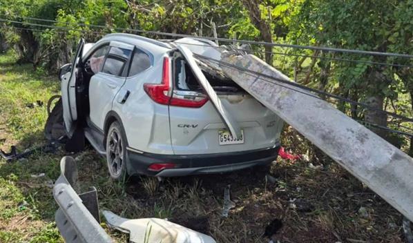 Hombre salva su vida milagrosamente tras accidente en la carretera San Pedro de Macor&iacute;s–La Romana