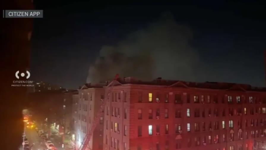 Un muerto y cuatro heridos por un incendio en Queens, Nueva York Un muerto y cuatro heridos por un incendio en Queens, Nueva York