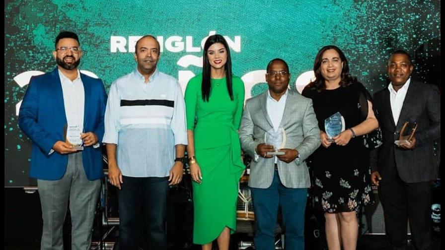 Refidomsa reconoce a 51 colaboradores por décadas de servicio Refidomsa reconoce a 51 colaboradores por décadas de servicio