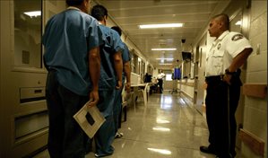 Dos migrantes detenidos por ICE piden a tribunal que ordene atenci&oacute;n m&eacute;dica de urgencia
