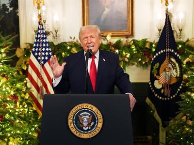 Trump ataca a los migrantes y Biden en apertura de su discurso