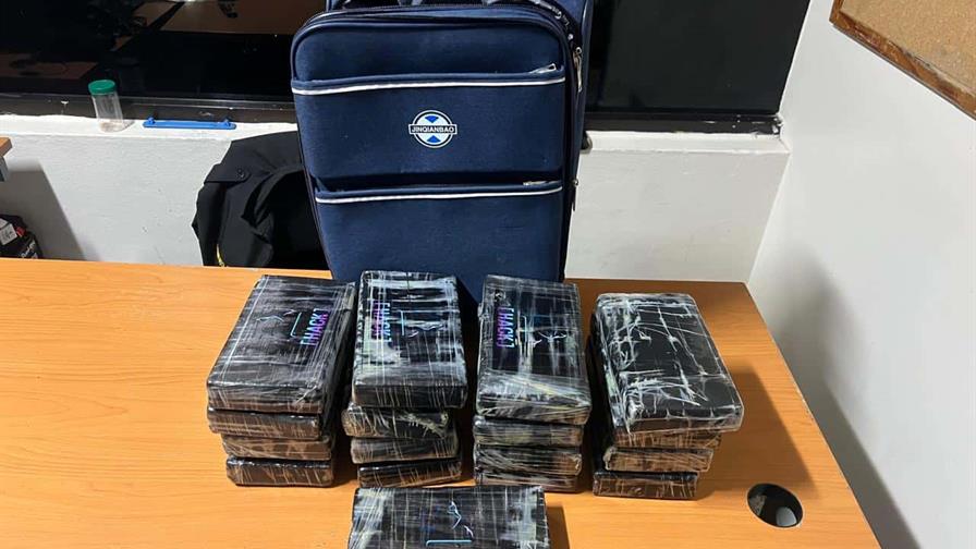 Detienen a ciudadano alemán con 17 paquetes de presunta cocaína en el AILA Detienen a ciudadano alemán con 17 paquetes de presunta cocaína en el AILA