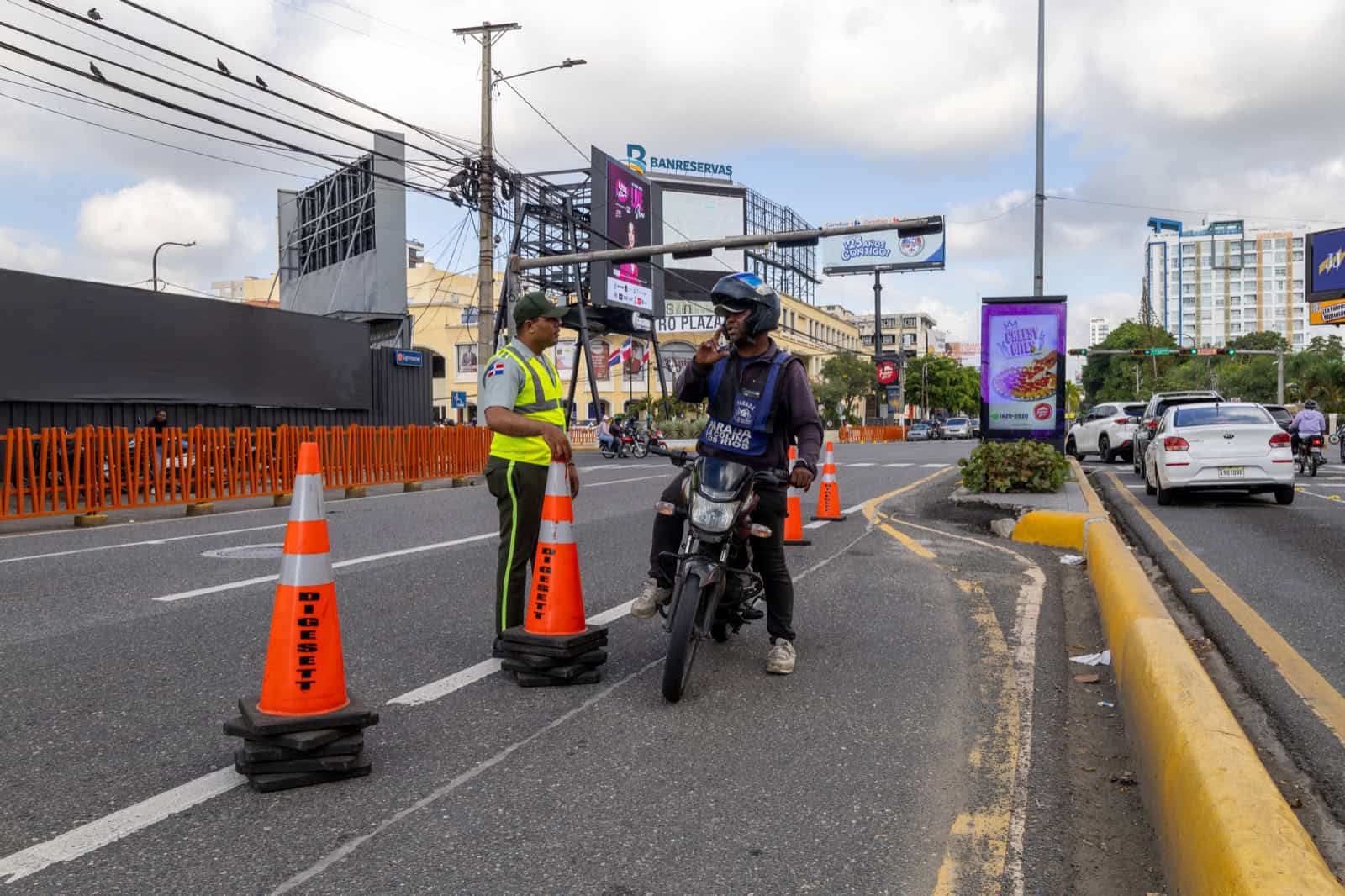 La interacción con los ciudadanos forma parte del trabajo diario de los agentes de tránsito.<br>