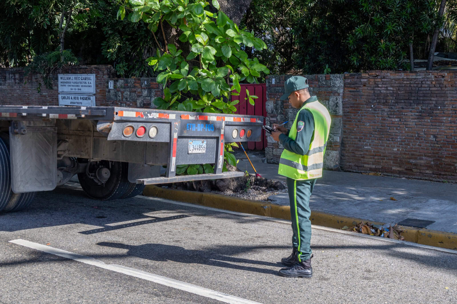 Un agente de tránsito aplica una sanción a un conductor tras cometer una infracción a la ley.