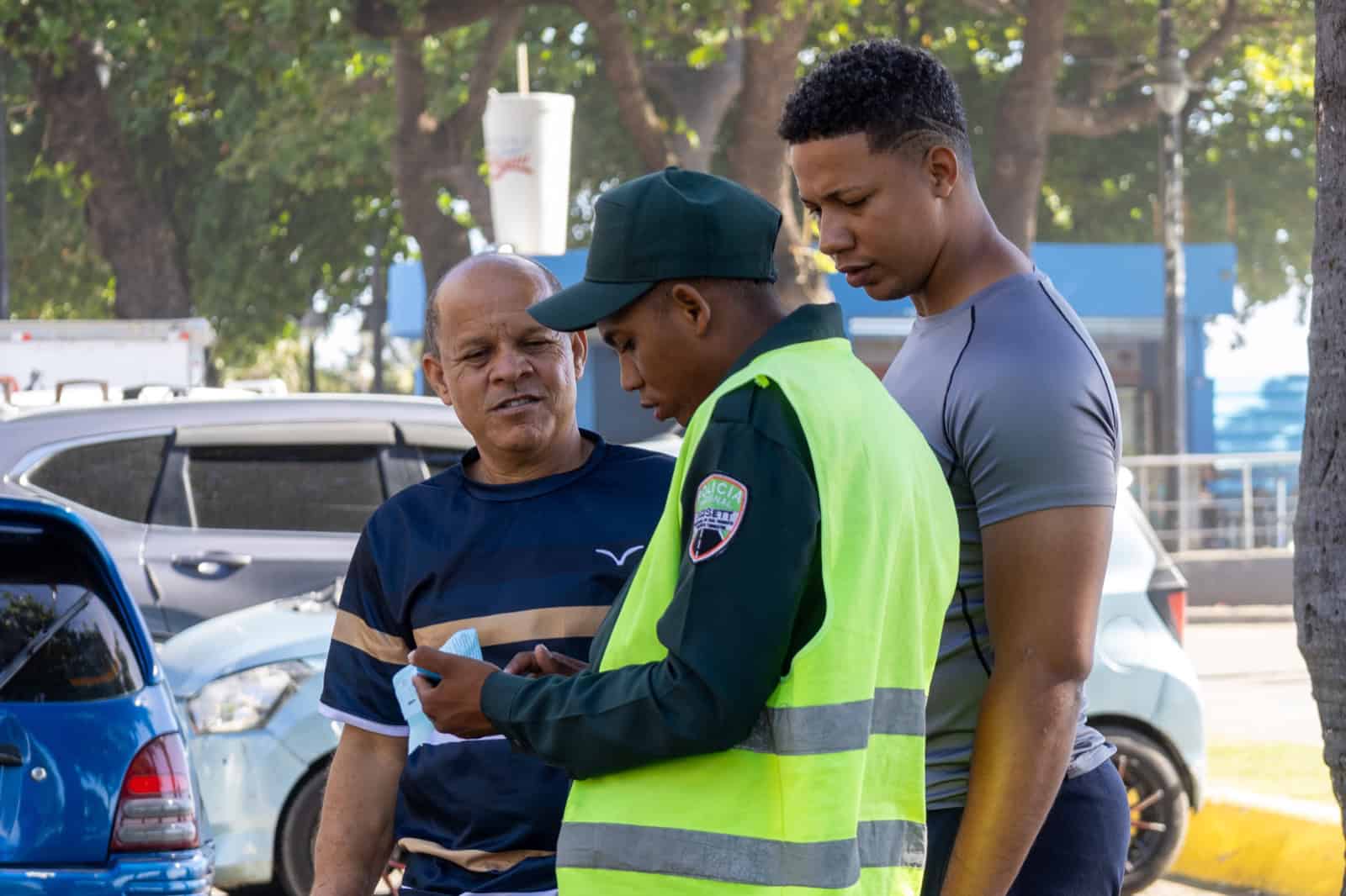 Agentes de tránsito brindan orientación a conductores y peatones durante la jornada laboral