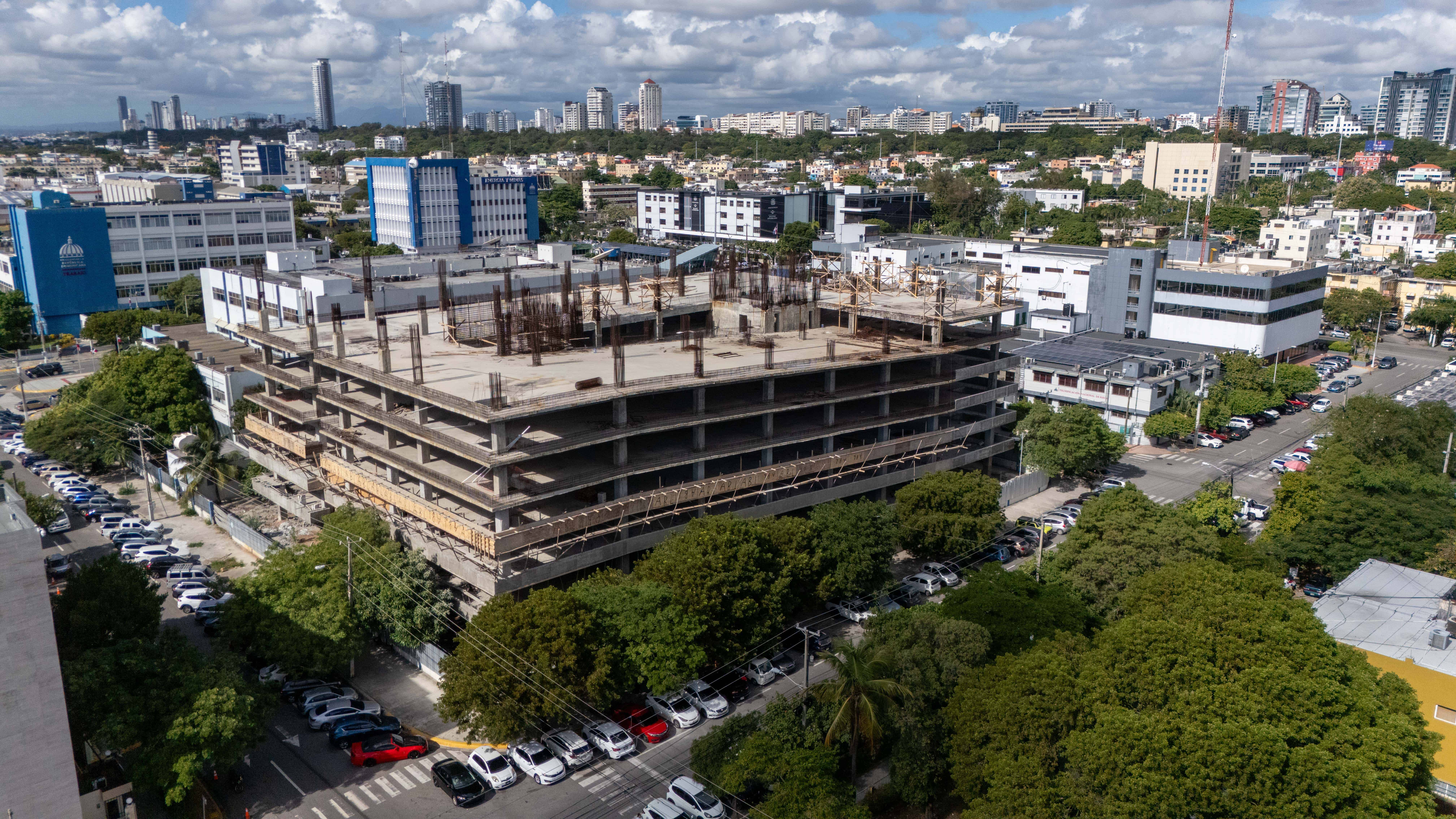 Edificio de parqueo Centro de Los H&eacute;roes I.&nbsp;