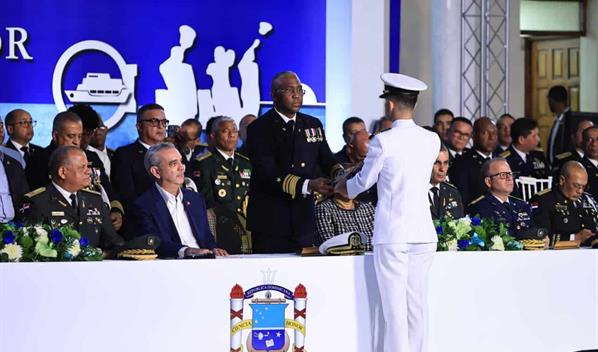 Abinader encabeza graduaci&oacute;n en la Academia Naval Vicealmirante C&eacute;sar de Windt Lavandier