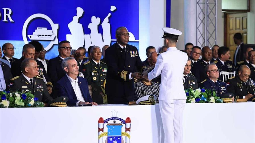 Abinader encabeza graduación en la Academia Naval Vicealmirante César de Windt Lavandier Abinader encabeza graduación en la Academia Naval Vicealmirante César de Windt Lavandier