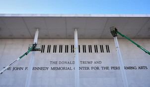 El Centro Kennedy retira el nombre de Trump de la fachada de su edificio en Washington