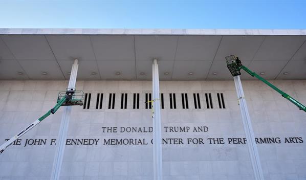 Centro Kennedy de las Artes a&ntilde;ade nombre de Trump a su fachada tras pol&eacute;mico rebautizo