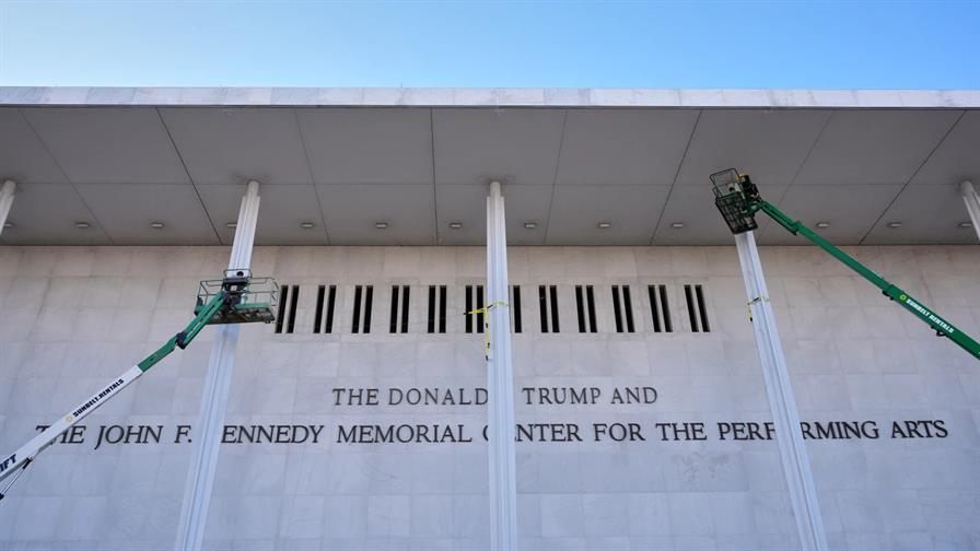 Centro Kennedy de las Artes añade nombre de Trump a su fachada tras polémico rebautizo Centro Kennedy de las Artes añade nombre de Trump a su fachada tras polémico rebautizo