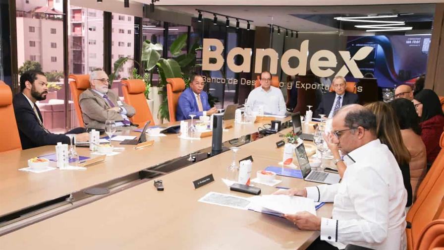 Comisión Consultiva se reúne con directivos del Escogido y conoce conclusiones del Arq. Mella