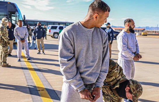 El Supremo de EE. UU. permite a Trump reactivar las deportaciones a terceros pa&iacute;ses