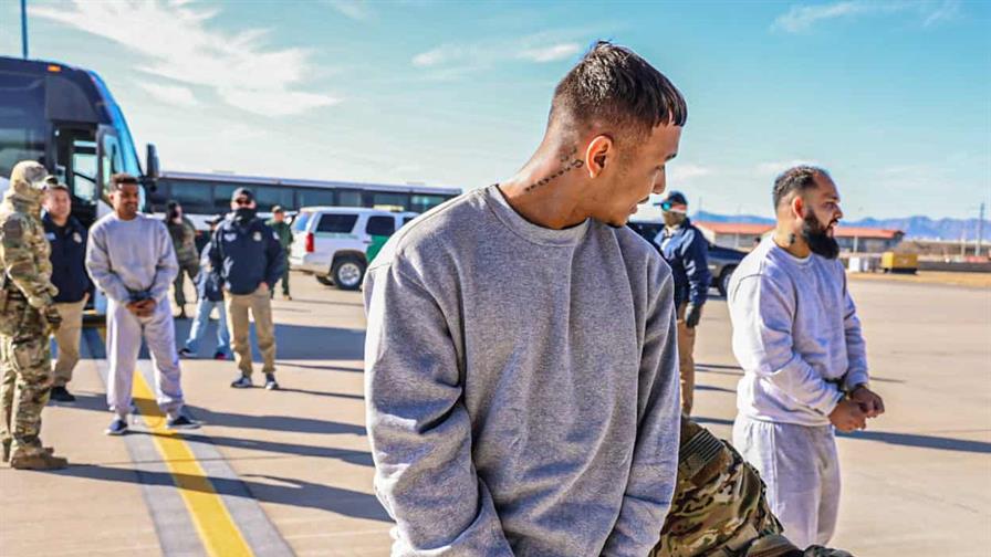 Cuba recibe un vuelo con 128 migrantes irregulares deportados por Estados Unidos Cuba recibe un vuelo con 128 migrantes irregulares deportados por Estados Unidos