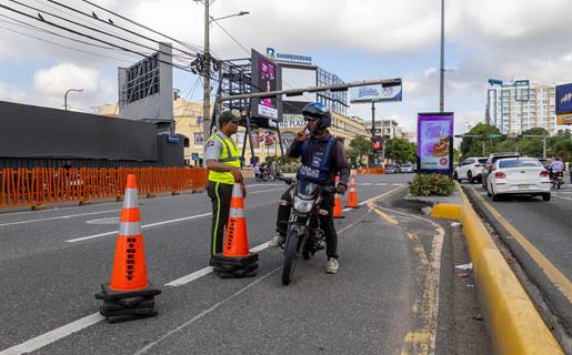 Bajo el sol o la lluvia: as&iacute; transcurre el d&iacute;a a d&iacute;a de los agentes del tr&aacute;nsito