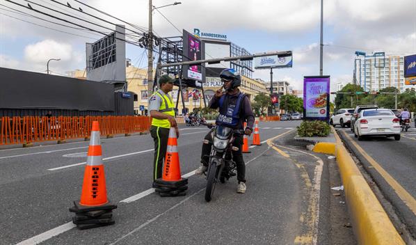 Bajo el sol o la lluvia: as&iacute; transcurre el d&iacute;a a d&iacute;a de los agentes del tr&aacute;nsito