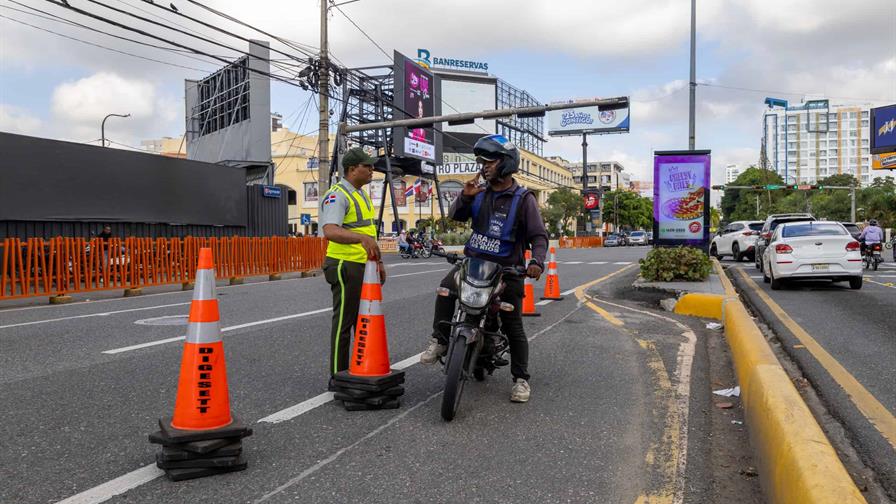 Bajo el sol o la lluvia: así transcurre el día a día de los agentes del tránsito Bajo el sol o la lluvia: así transcurre el día a día de los agentes del tránsito