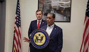 Espaillat y Goldman inspeccionan instalaciones de ICE en Manhattan tras orden judicial