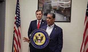 Espaillat y Goldman inspeccionan instalaciones de ICE en Manhattan tras orden judicial