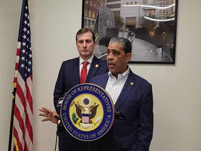 Espaillat y Goldman inspeccionan instalaciones de ICE en NY