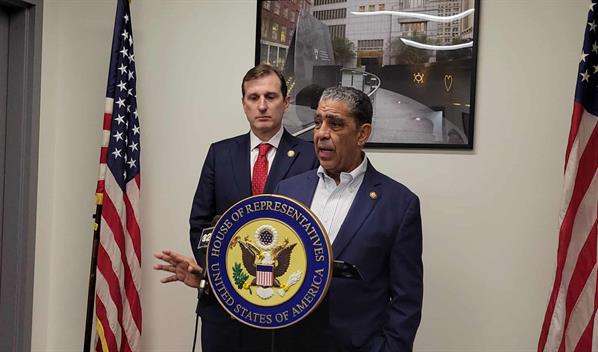 Espaillat y Goldman inspeccionan instalaciones de ICE en Manhattan tras orden judicial