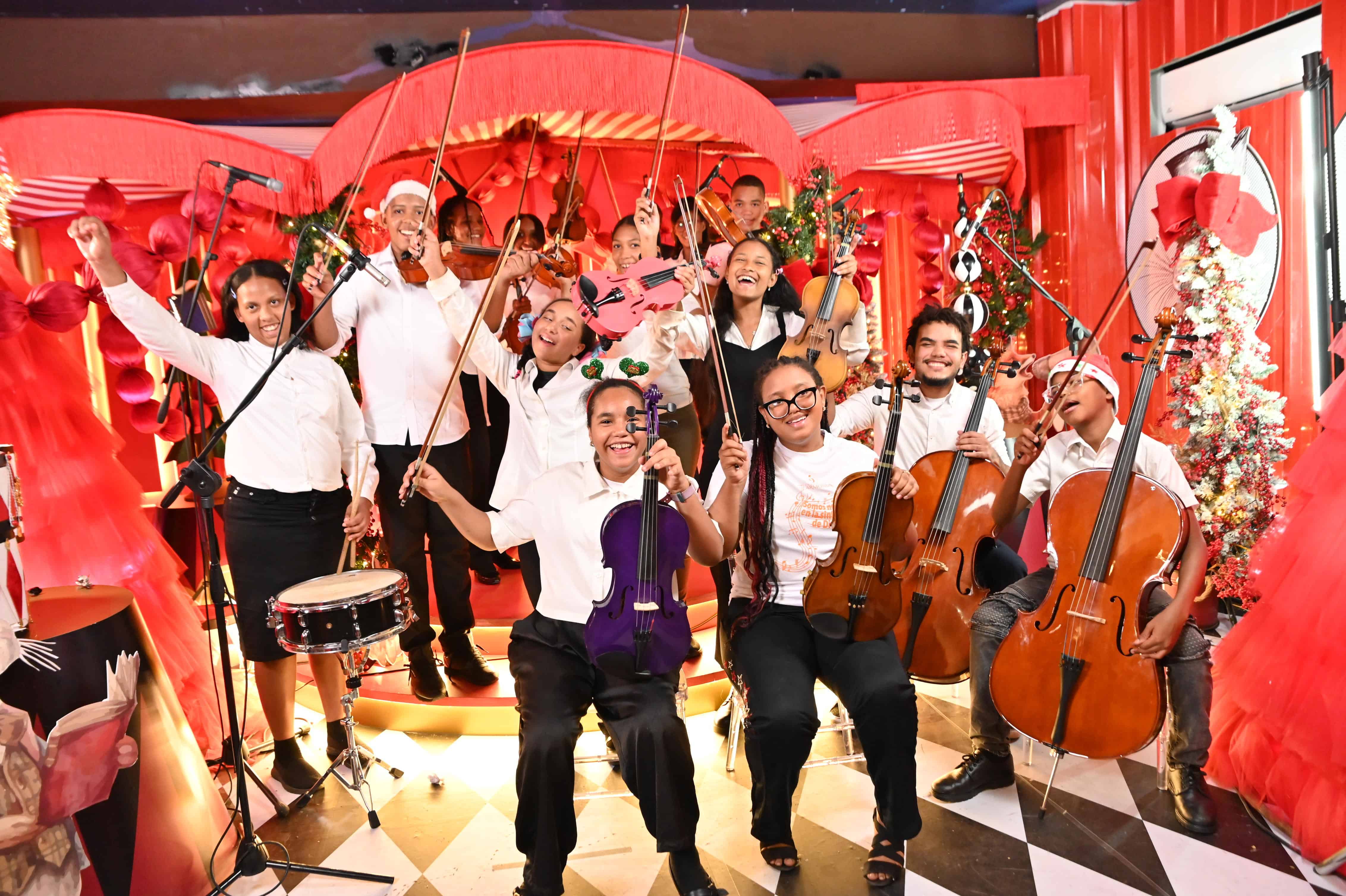 Jóvenes músicos participaron en la entrega.