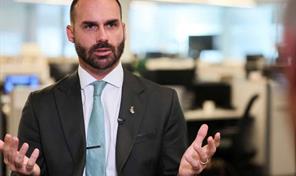 Un hijo de Bolsonaro pierde su mandato de diputado en Brasil por ausencias
