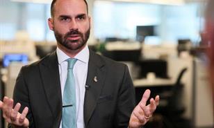 Un hijo de Bolsonaro pierde su mandato de diputado en Brasil por ausencias