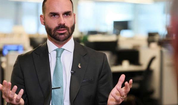 Un hijo de Bolsonaro pierde su mandato de diputado en Brasil por ausencias