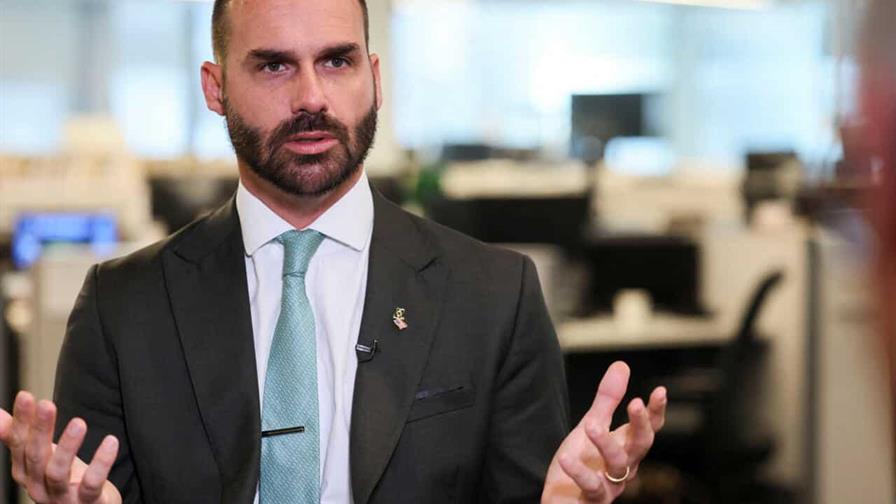 Un hijo de Bolsonaro pierde su mandato de diputado en Brasil por ausencias