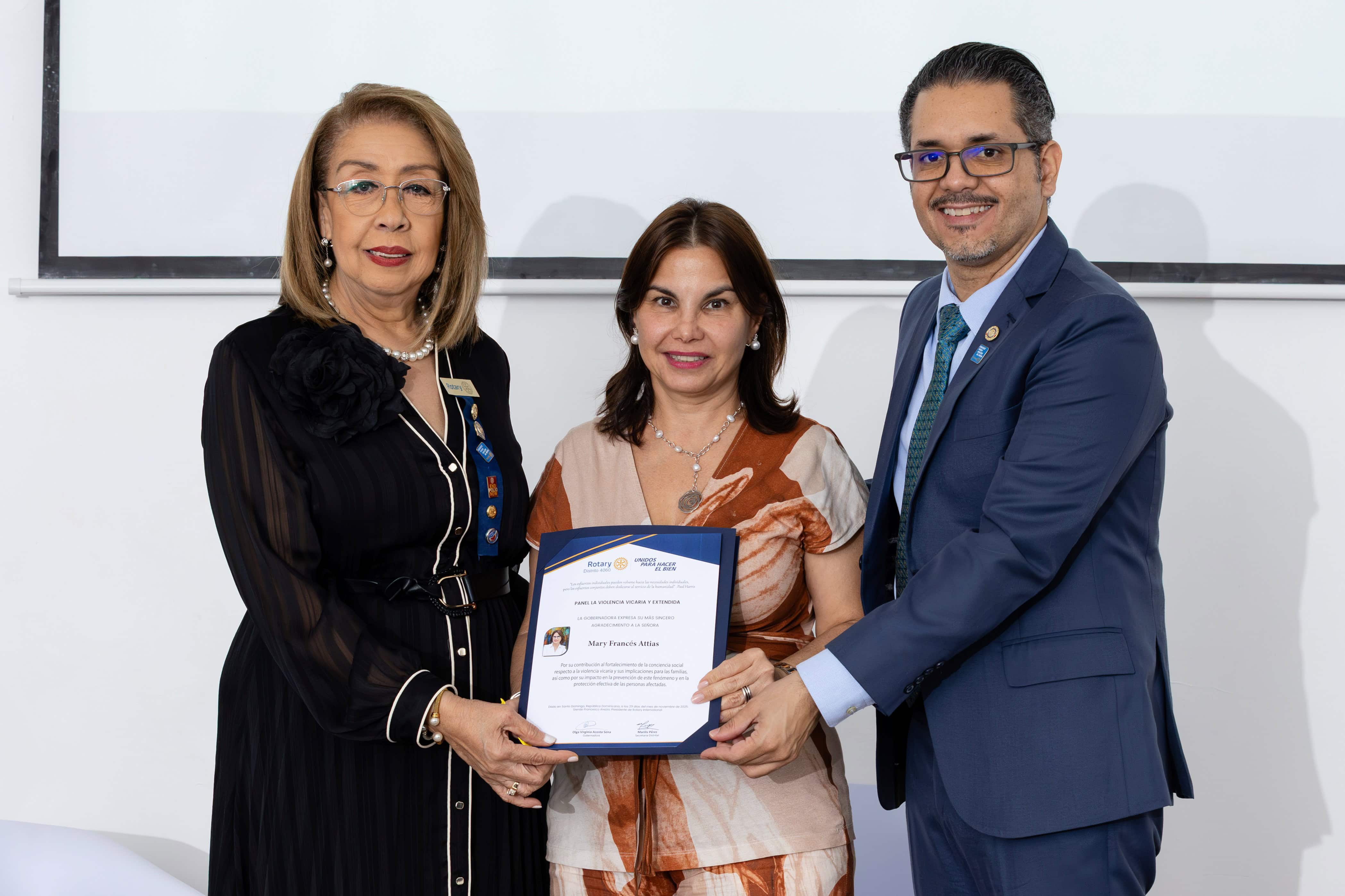 Olga V. Acosta Sena, Mary Frances Attias y Melvin Brioso.