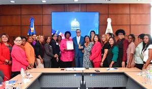 Reconocen al ministro de Trabajo por impulsar derechos laborales de g&eacute;nero