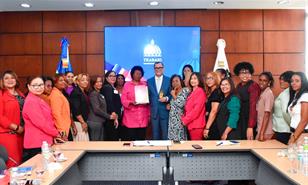 Reconocen al ministro de Trabajo por impulsar derechos laborales de g&eacute;nero