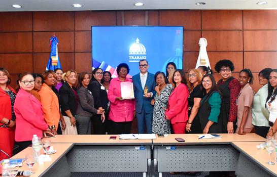 Reconocen al ministro de Trabajo por impulsar derechos laborales de g&eacute;nero
