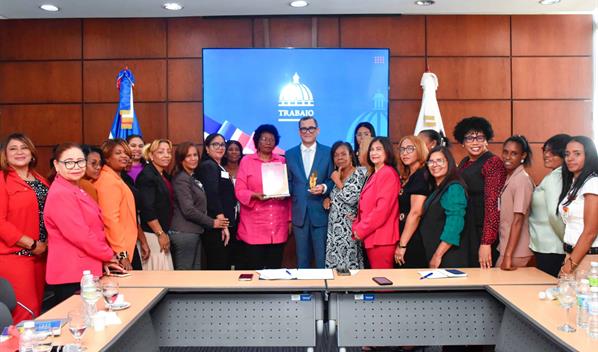 Reconocen al ministro de Trabajo por impulsar derechos laborales de g&eacute;nero