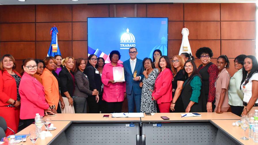 Reconocen al ministro de Trabajo por impulsar derechos laborales de g&eacute;nero