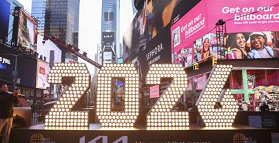 Los neoyorquinos dan la bienvenida a los n&uacute;meros que marcar&aacute;n la llegada del 2026