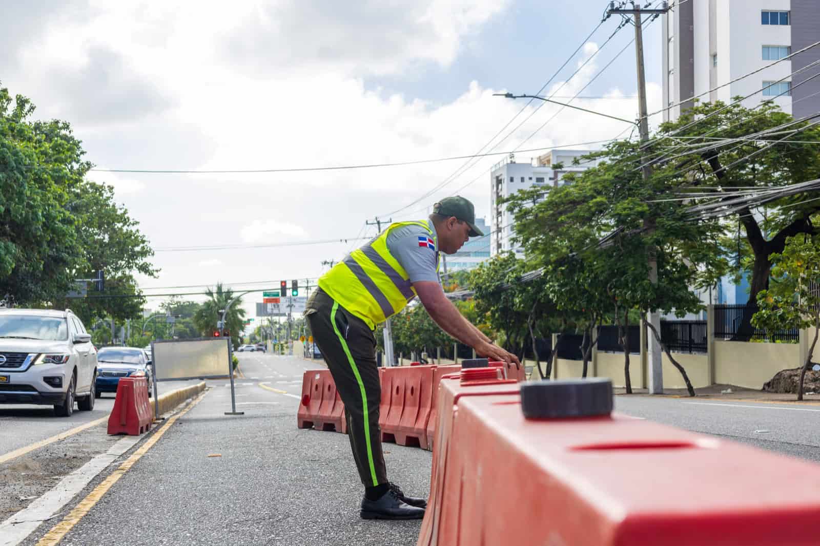 Agente retira dispositivos para dividir carriles.