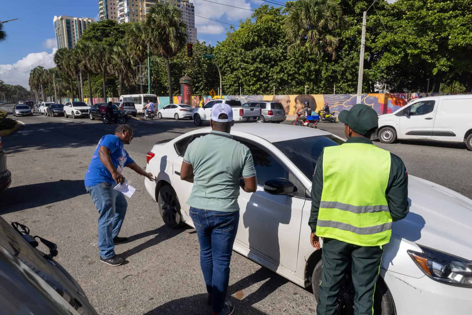 Agente de la Digesett orienta a dos conductores tras un accidente de tr&aacute;nsito.