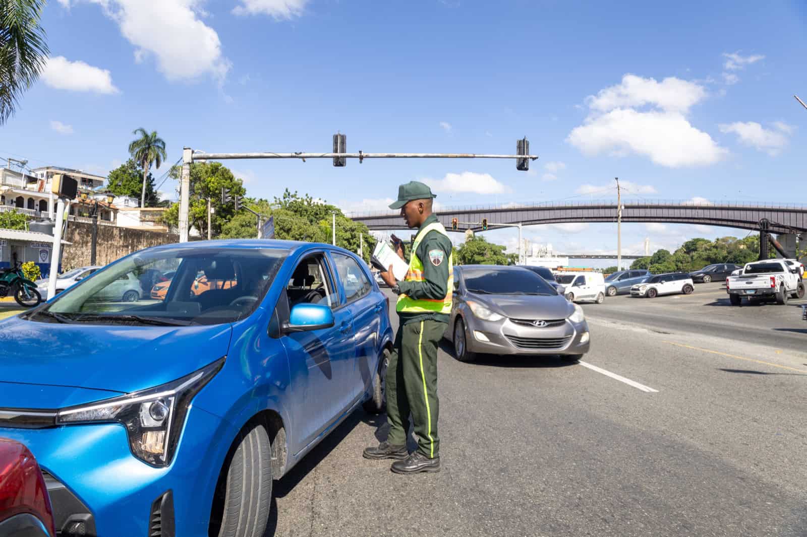 Autoridad aplicando sanci&oacute;n por violaciones a la ley de tr&aacute;nsito