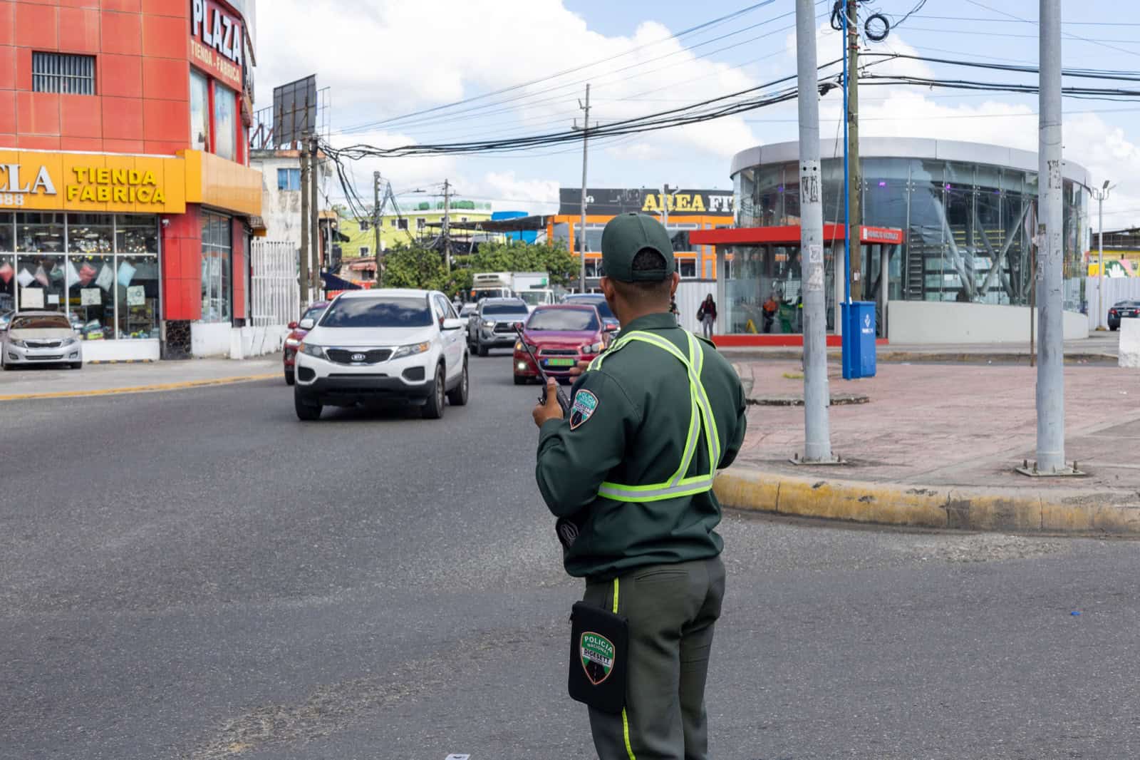 Personal de la Digesett dirige el tr&aacute;nsito para mantener el flujo vehicular.
