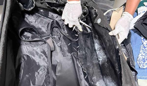 Arrestan en el AILA a una mujer que intentaba viajar a Espa&ntilde;a con presunta coca&iacute;na