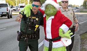 ¿Multa o cebolla?, pregunta del Grinch a conductores infractores en los Cayos de Florida