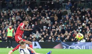 El Liverpool sufre pero aprovecha la depresi&oacute;n del Tottenham y el error de Simons