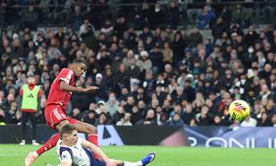 El Liverpool sufre pero aprovecha la depresi&oacute;n del Tottenham y el error de Simons