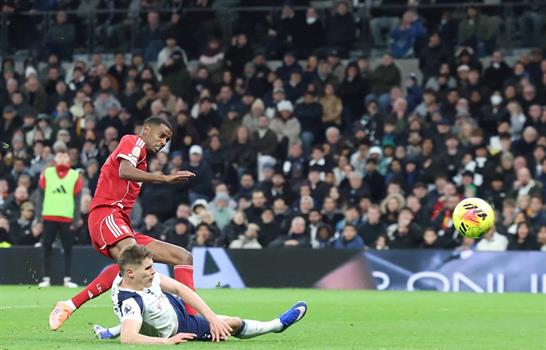 El Liverpool sufre pero aprovecha la depresi&oacute;n del Tottenham y el error de Simons